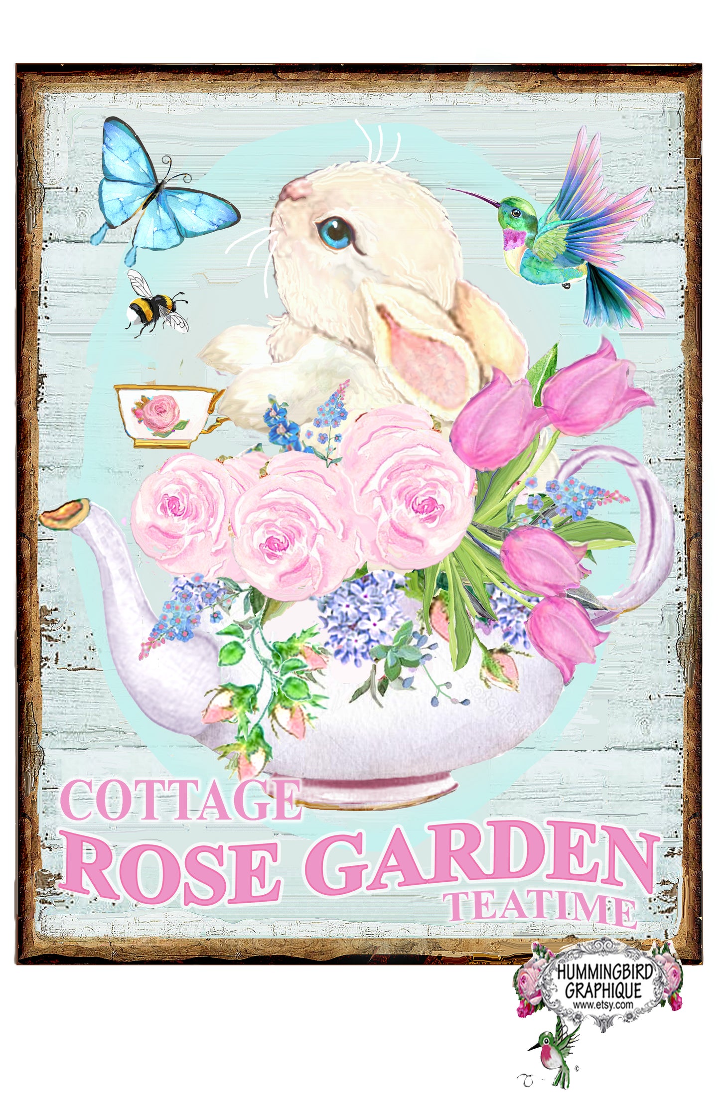 #1008 CHARMANT BÉBÉ LAPIN DANS UNE THÉIÈRE AVEC DES ROSES EN TASSE DE THÉ, UNE ABEILLE ET UN COLIBRI - IMAGE DE CAMPAGNE