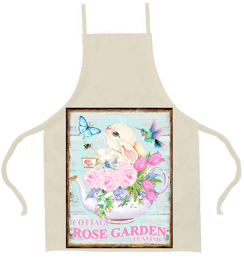 #1008 CHARMANT BÉBÉ LAPIN DANS UNE THÉIÈRE AVEC DES ROSES EN TASSE DE THÉ, UNE ABEILLE ET UN COLIBRI - IMAGE DE CAMPAGNE
