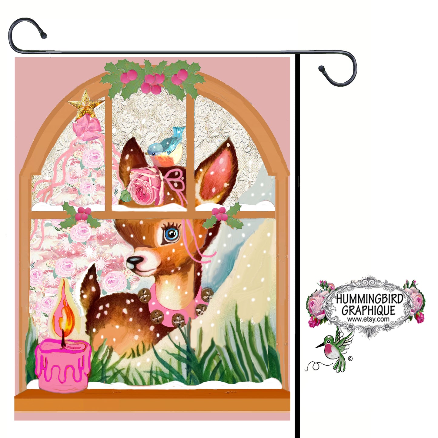 #1209 BÉBÉ CERF ENCHANTANT SUR UNE FENÊTRE ENNEIGÉE AVEC UNE BOUGIE ROSE - NOËL
