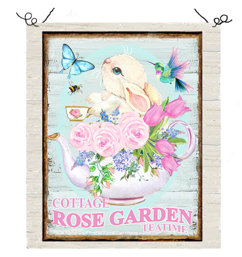 #1008 CHARMANT BÉBÉ LAPIN DANS UNE THÉIÈRE AVEC DES ROSES EN TASSE DE THÉ, UNE ABEILLE ET UN COLIBRI - IMAGE DE CAMPAGNE