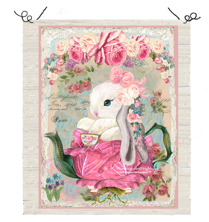 #592 PRÉCIEUX BÉBÉ LAPIN DANS UNE THÉIÈRE EN CHOU ROSE AVEC DES ROSES ET DES IRIS - BELLE IMAGE SHABBY